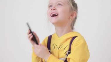 Dokunmatik telefonu, akıllı telefon, çocuklar üzerinde oynayan çocuk