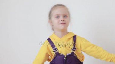 Beyaz arka plan üzerinde dans aktif küçük kız