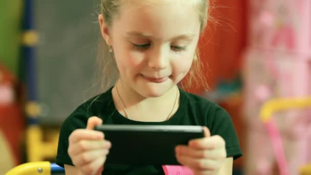 Meisje spelen van mobiele telefoon — Stockvideo