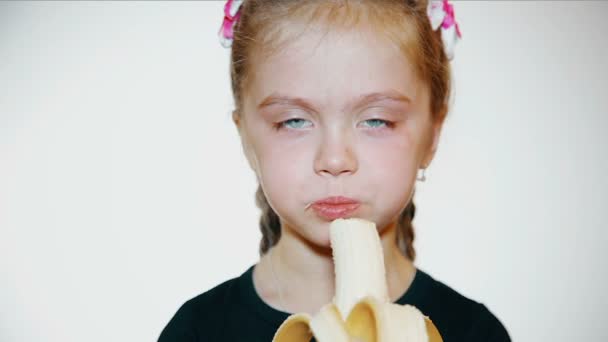 Triste bambina mangia una banana — Video Stock