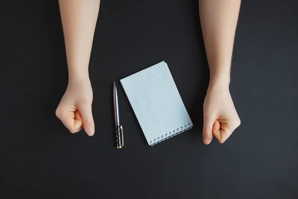 Mano con pluma y papel blanco, sobre mesa oscura — Foto de Stock