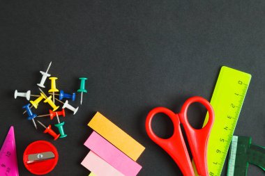 Okul malzemeleri yan sınır