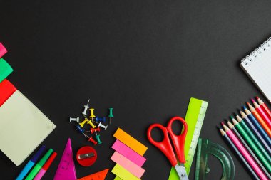 Okul malzemeleri yan sınırında bir kara tahta arka plan