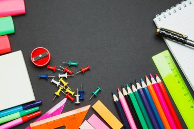 Okul malzemeleri yan sınırında bir kara tahta arka plan