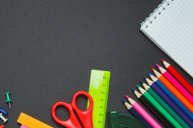 okul malzemeleri sınırında bir kara tahta arka plan