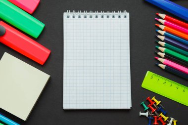 okul malzemeleri sınırında bir kara tahta arka plan