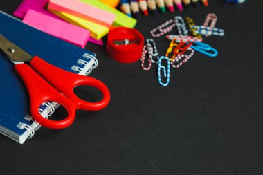 Okul ve ofis malzemeleri koyu arka plan üzerinde. Kopya alanı ile Üstten Görünüm