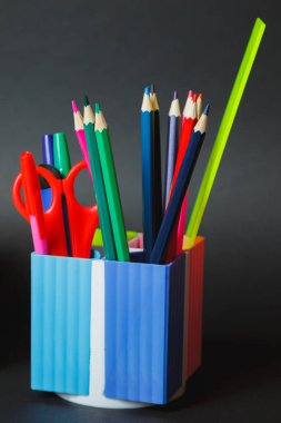 Alışveriş sepeti, kitaplar ve mezuniyet şapka ile geri okul kavramı