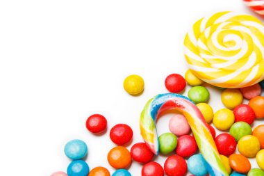 renkli şekerler ve beyaz arka plan üzerinde izole lolipop