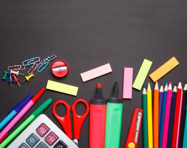 bir kara tahta arka plan üzerinde okul ofis, banka donatımı