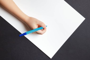 Childs'ın eller üzerinde boş beyaz kağıt yaprağının