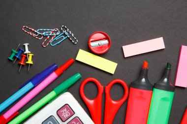 Okul ve ofis koyu arka plan üzerinde