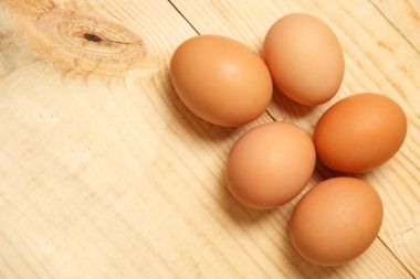 Ahşap arka plan üzerinde yumurtlamak. Gıda İçerikler.