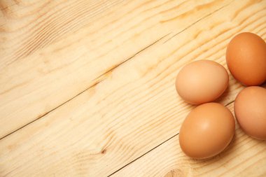 Ahşap arka plan üzerinde yumurtlamak. Gıda İçerikler.