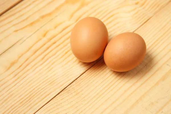 Két tojást, a fa padló — Stock Fotó