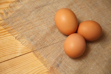 Ham organik kahverengi yumurta