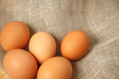 çuval bezi antika arka plan üzerinde tablechicken yumurta yumurta