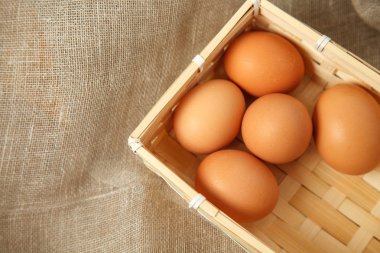 çuval bezi antika arka plan, fotoğraf üstten görünüm üzerinde yumurta