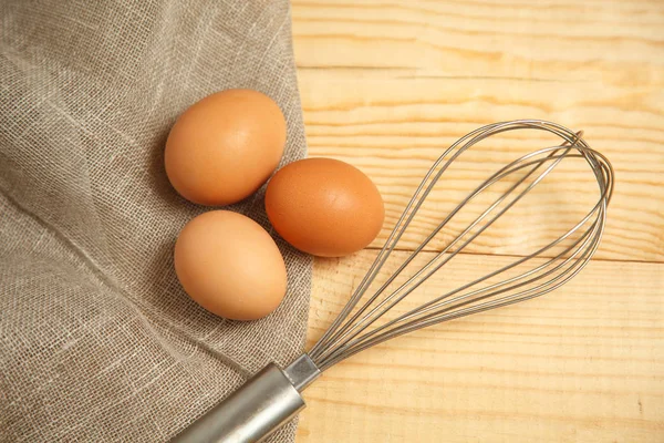 Ahşap bir arka planda taze çiftlik yumurtaları