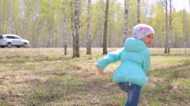 어린 소녀가 숲에서 도망 — 비디오
