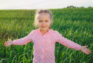 Kız zevk çayır doğada.