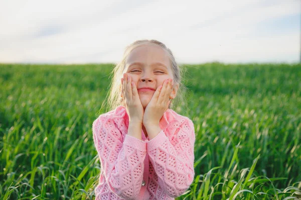 Aranyos mosolygós kislány nyári nap szabadtéri portré — Stock Fotó