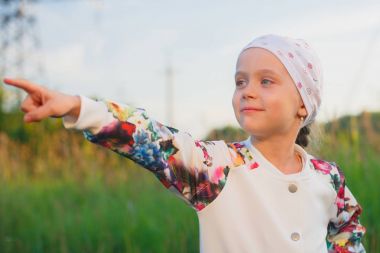 Küçük kız noktası parmak ile