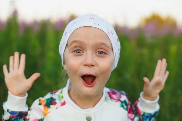 Retrato de una niña alegre al aire libre — Foto de Stock