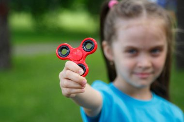 Yeni trend oyuncak spinner olarak çengel içinde kız