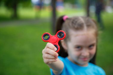 Yeni trend oyuncak spinner olarak çengel içinde kız