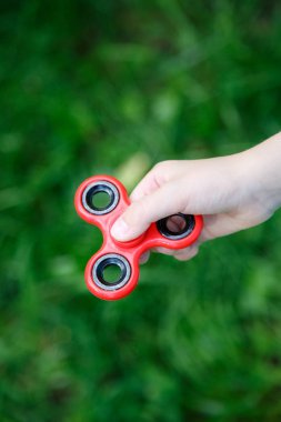 Tri kıpır el Spinner açık havada ile oynayan kız