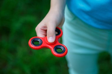 Tri kıpır el Spinner açık havada ile oynayan kız