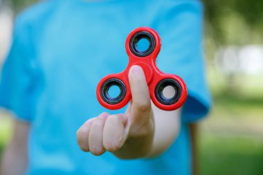 Küçük kız spinner el oynuyor