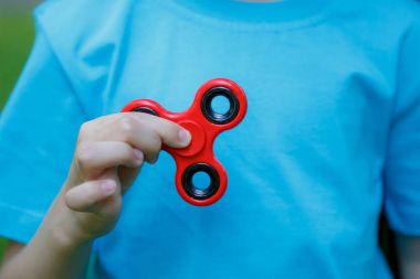 Küçük kız spinner el oynuyor