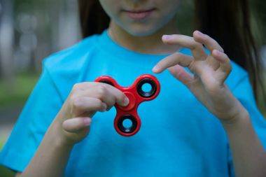 Küçük kız spinner el oynuyor