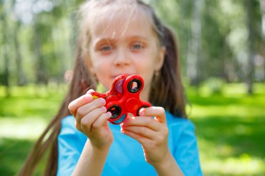 Topluca spinner ile oynayan kız