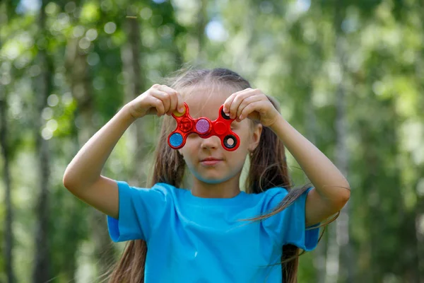 Topluca spinner ile oynayan kız