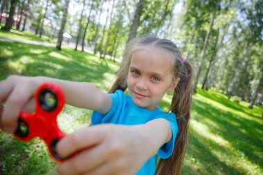 Topluca spinner ile oynayan kız