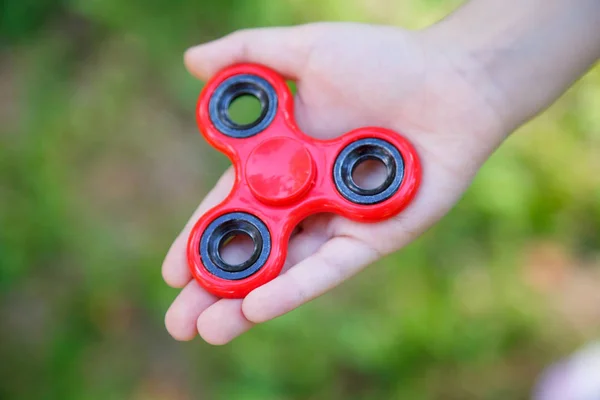 Fidget Spinner Vermelho Mão Perto — Fotografia de Stock