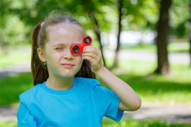 Küçük kız topluca spinner ile oynamak