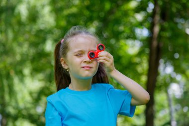 Küçük kız topluca spinner ile oynamak