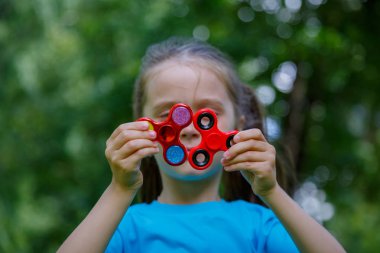 Küçük kız ile iki spinners oynuyor