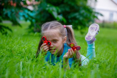 Spinner içinde oynayan küçük kız