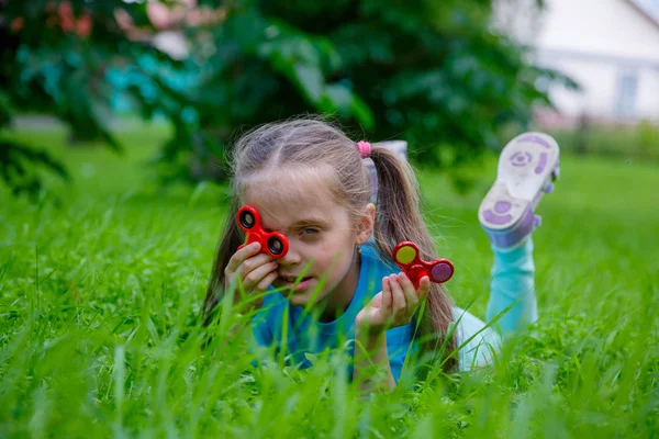 Spinner içinde oynayan küçük kız
