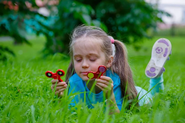 Spinner içinde oynayan küçük kız