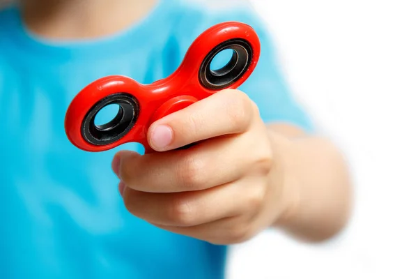 Kid hånd holder populære fidget spinner legetøj - Stock-foto