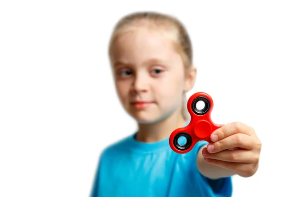 Lille pige lege med moderne finger spinner . - Stock-foto