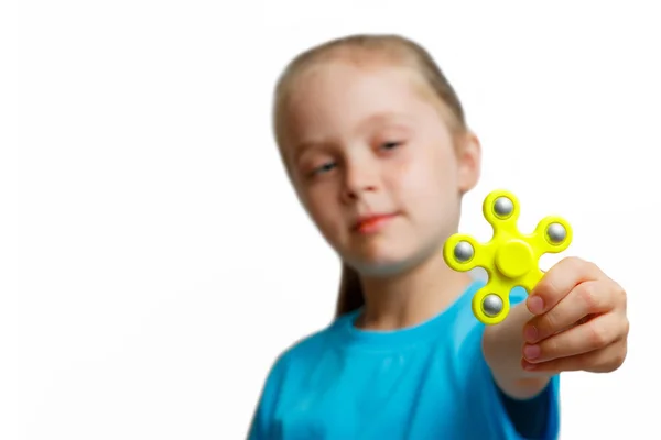 Lille pige leger med fidget spinner - Stock-foto
