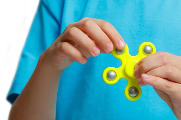 Criança mão segurando popular fidget spinner brinquedo — Fotografia de Stock
