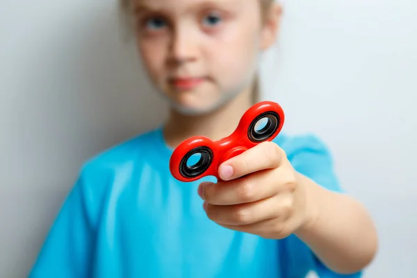 Niño mano celebración popular fidget spinner juguete —  Fotos de Stock